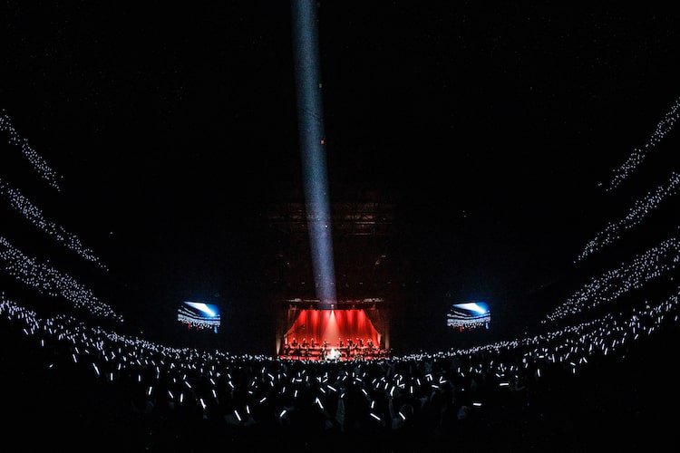 ファンによるHYDEへのサプライズの様子。（撮影：石川浩章）