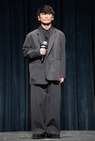 マイクを持つ山口一郎。