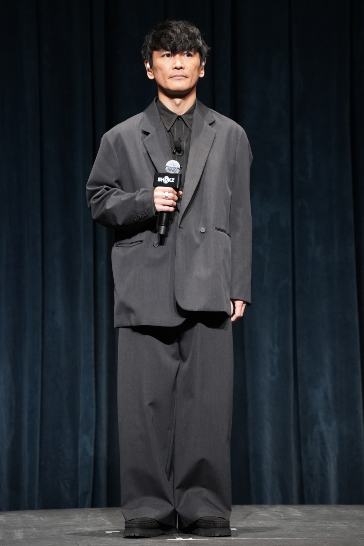 マイクを持つ山口一郎。