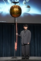 くす玉の紐を持つ山口一郎。