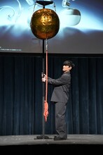 スタンドの安全性を確認する山口一郎。