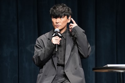 Shokz「OpenFit Pro」の使用感について語る山口一郎。