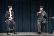 左からShokz JAPAN株式会社のCMO冨田健斗氏、山口一郎（サカナクション）。