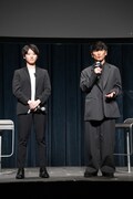 左からShokz JAPAN株式会社のCMO冨田健斗氏、山口一郎（サカナクション）。