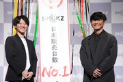 左からShokz JAPAN株式会社のCMO冨田健斗氏、山口一郎（サカナクション）。