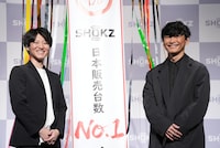 左からShokz JAPAN株式会社のCMO冨田健斗氏、山口一郎（サカナクション）。