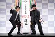 左からShokz JAPAN株式会社のCMO冨田健斗氏、山口一郎（サカナクション）。