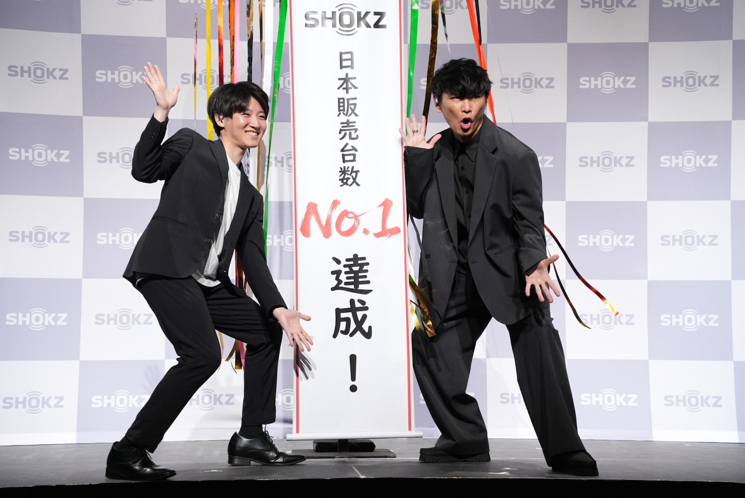 左からShokz JAPAN株式会社のCMO冨田健斗氏、山口一郎（サカナクション）。