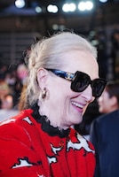 ファンサービスに応じるメリル・ストリープ。「プラダを着た悪魔2」来日スペシャルイベントより。