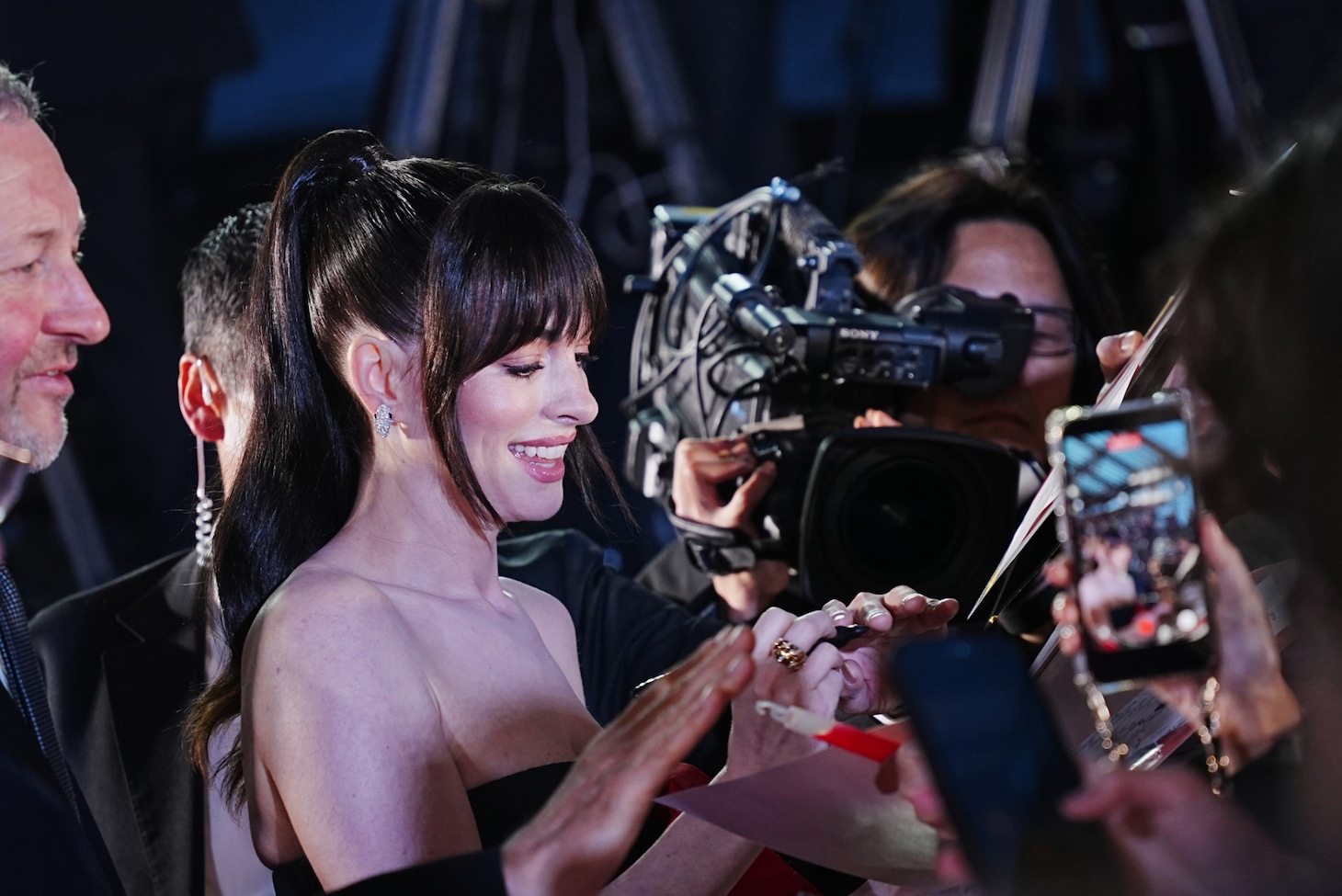 ファンサービスに応じるアン・ハサウェイ。「プラダを着た悪魔2」来日スペシャルイベントより。