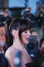 ファンサービスに応じるアン・ハサウェイ。「プラダを着た悪魔2」来日スペシャルイベントより。