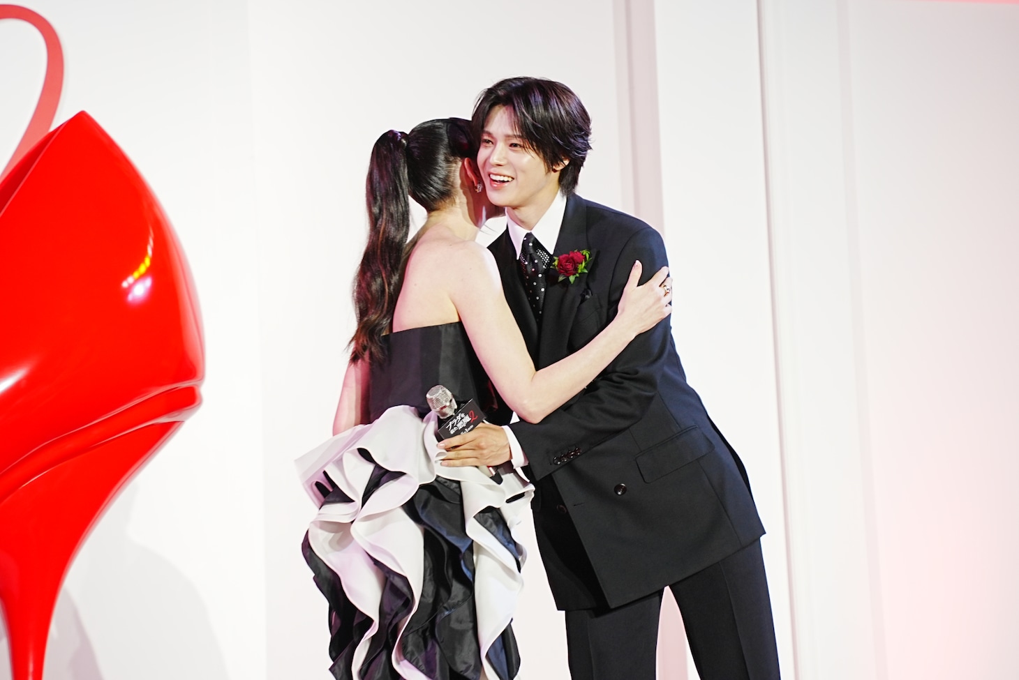 アン・ハサウェイとハグを交わすK。「プラダを着た悪魔2」来日スペシャルイベントより。