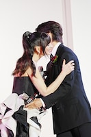 Kとハグを交わすアン・ハサウェイ。「プラダを着た悪魔2」来日スペシャルイベントより。