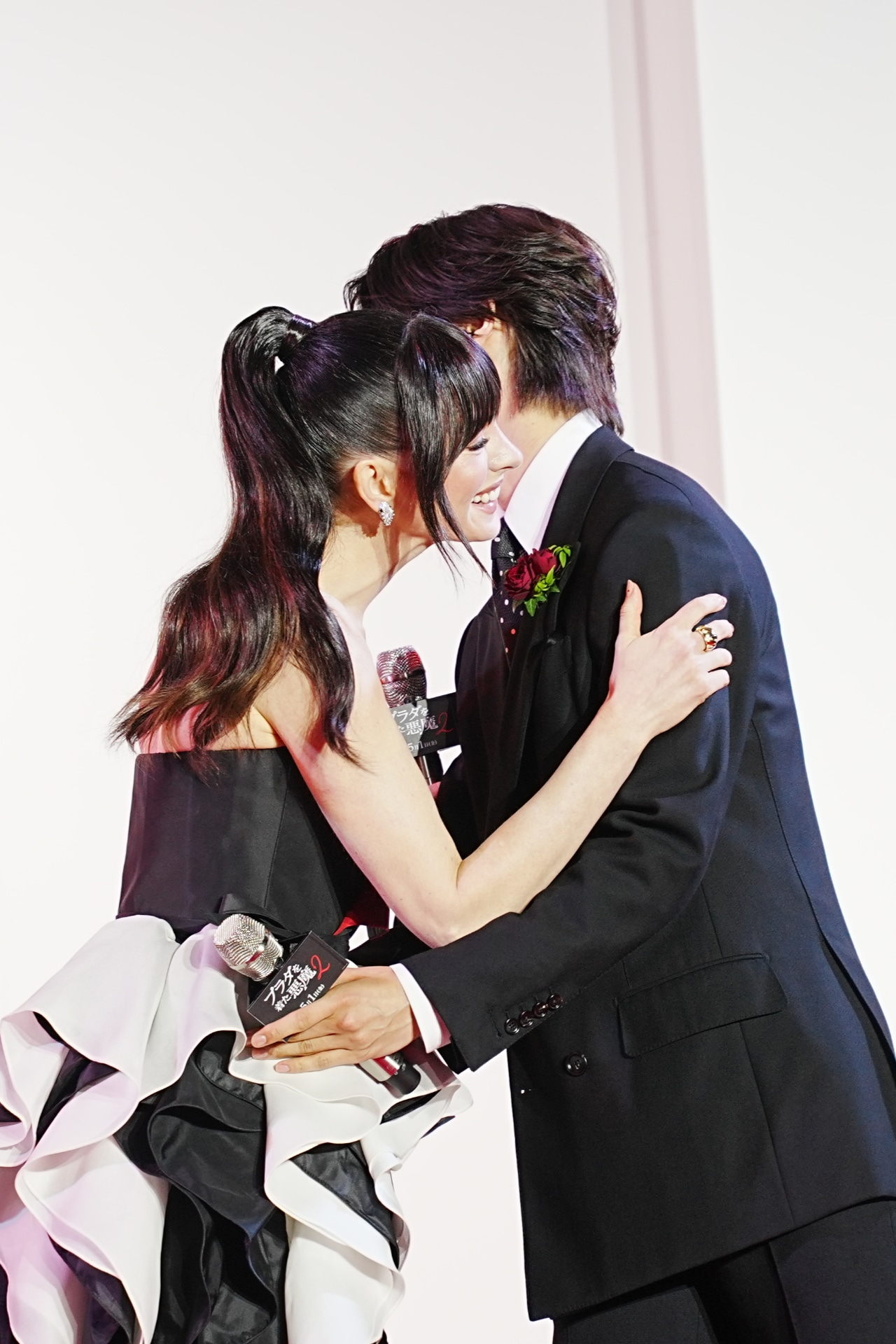 Kとハグを交わすアン・ハサウェイ。「プラダを着た悪魔2」来日スペシャルイベントより。