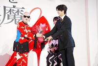 メリル・ストリープに花束を手渡すK。「プラダを着た悪魔2」来日スペシャルイベントより。