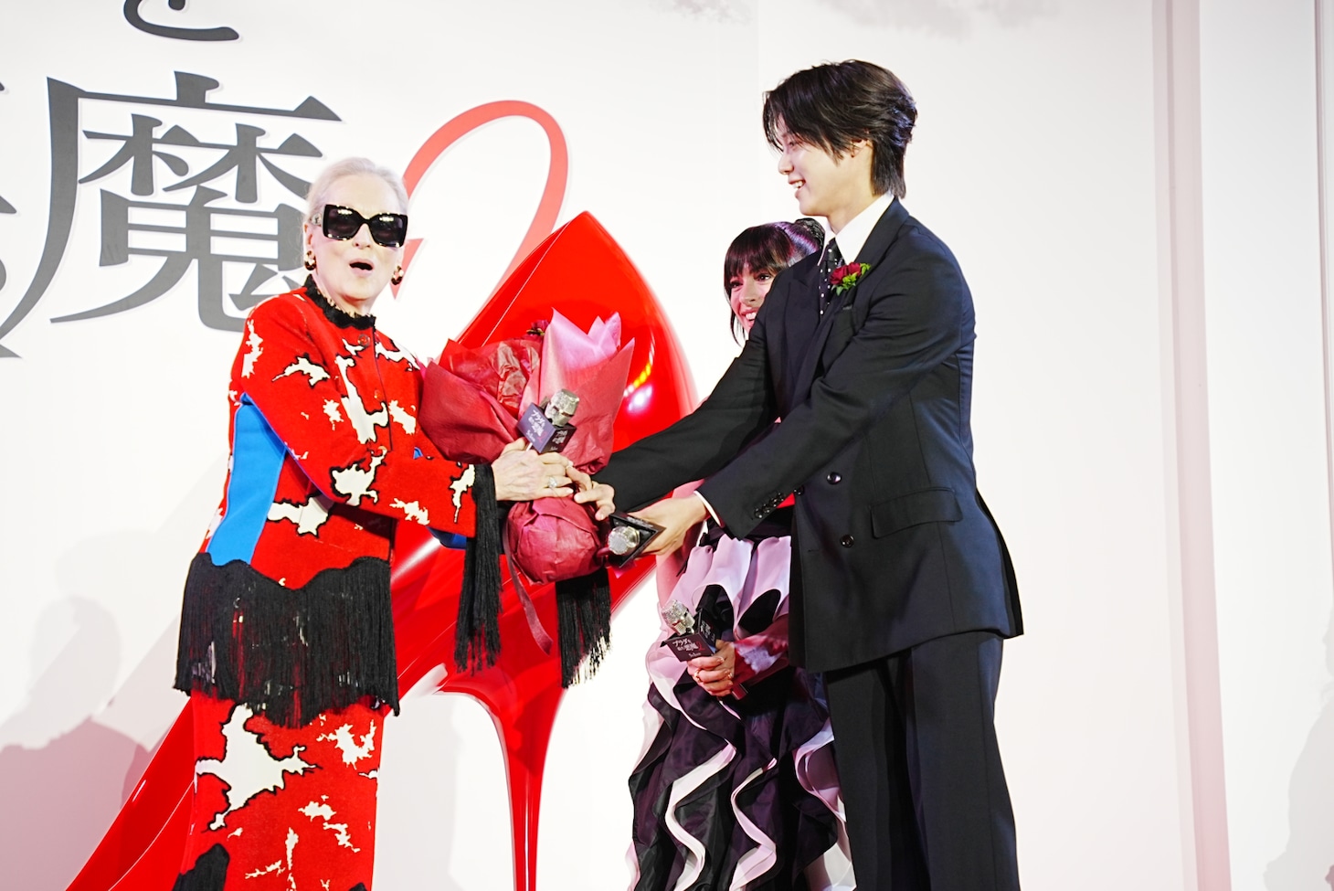 メリル・ストリープに花束を手渡すK。「プラダを着た悪魔2」来日スペシャルイベントより。
