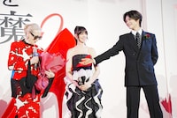 左からメリル・ストリープ、アン・ハサウェイ、K。「プラダを着た悪魔2」来日スペシャルイベントより。