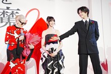 左からメリル・ストリープ、アン・ハサウェイ、K。「プラダを着た悪魔2」来日スペシャルイベントより。