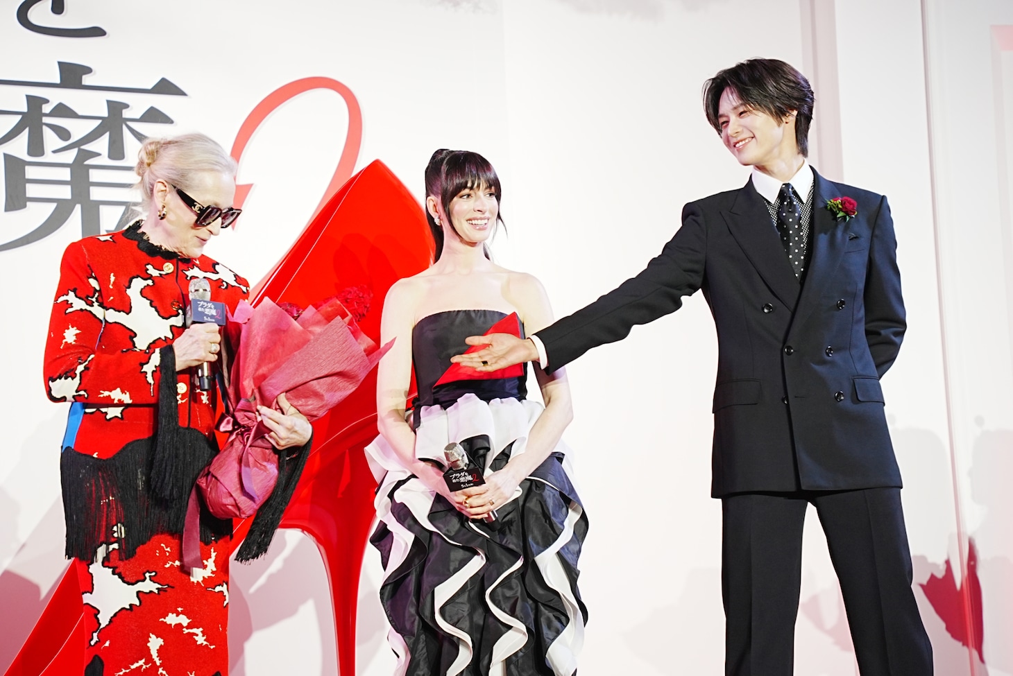 左からメリル・ストリープ、アン・ハサウェイ、K。「プラダを着た悪魔2」来日スペシャルイベントより。