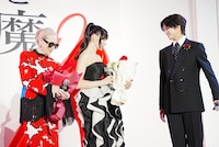 左からメリル・ストリープ、アン・ハサウェイ、K。「プラダを着た悪魔2」来日スペシャルイベントより。