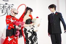 左からメリル・ストリープ、アン・ハサウェイ、K。「プラダを着た悪魔2」来日スペシャルイベントより。