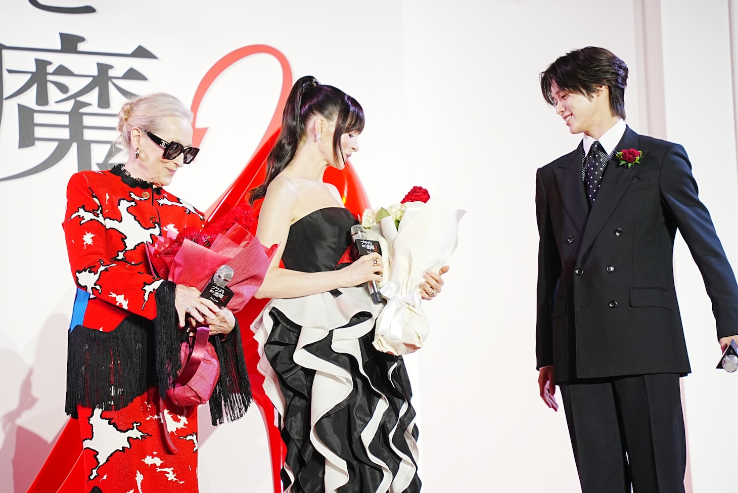 左からメリル・ストリープ、アン・ハサウェイ、K。「プラダを着た悪魔2」来日スペシャルイベントより。