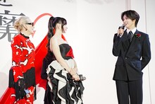 左からメリル・ストリープ、アン・ハサウェイ、K。「プラダを着た悪魔2」来日スペシャルイベントより。