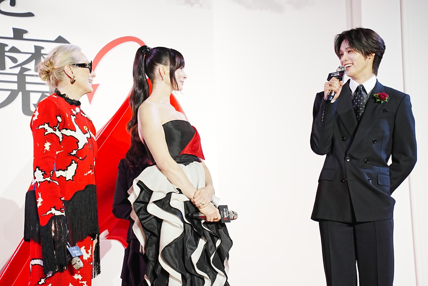 左からメリル・ストリープ、アン・ハサウェイ、K。「プラダを着た悪魔2」来日スペシャルイベントより。