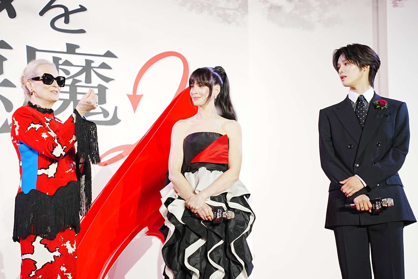 左からメリル・ストリープ、アン・ハサウェイ、K。「プラダを着た悪魔2」来日スペシャルイベントより。