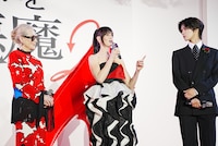 左からメリル・ストリープ、アン・ハサウェイ、K。「プラダを着た悪魔2」来日スペシャルイベントより。