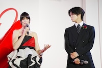 左からアン・ハサウェイ、K。