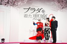 左からメリル・ストリープ、アン・ハサウェイ、K。「プラダを着た悪魔2」来日スペシャルイベントより。