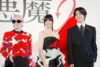 左からメリル・ストリープ、アン・ハサウェイ、K。「プラダを着た悪魔2」来日スペシャルイベントより。