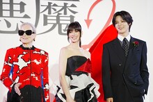 左からメリル・ストリープ、アン・ハサウェイ、K。「プラダを着た悪魔2」来日スペシャルイベントより。