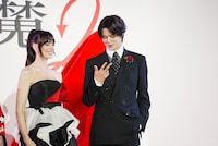 Kポーズを披露するK（右）。「プラダを着た悪魔2」来日スペシャルイベントより。