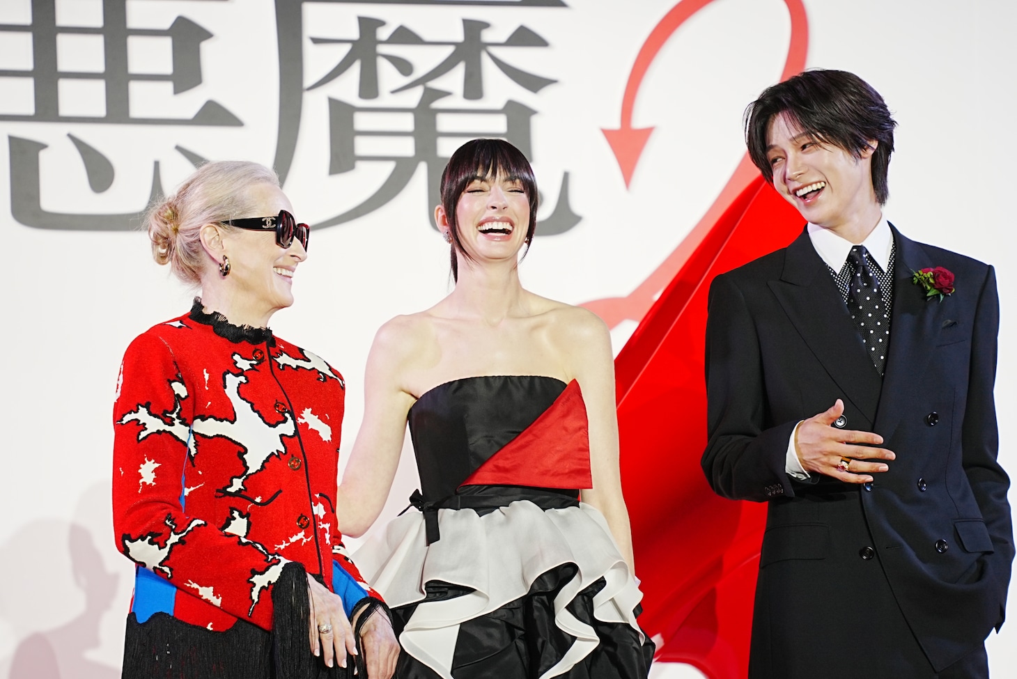 左からメリル・ストリープ、アン・ハサウェイ、K。「プラダを着た悪魔2」来日スペシャルイベントより。