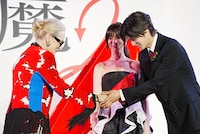 左からメリル・ストリープ、アン・ハサウェイ、K。「プラダを着た悪魔2」来日スペシャルイベントより。