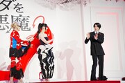 帰っていくK（右）。「プラダを着た悪魔2」来日スペシャルイベントより。
