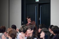 客席の間を通って登壇した亀梨和也。