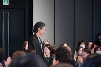 客席の間を通って登壇した窪塚洋介。