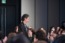 客席の間を通って登壇した窪塚洋介。