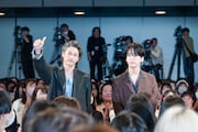 左から窪塚洋介、亀梨和也。