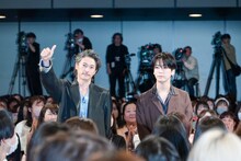 左から窪塚洋介、亀梨和也。