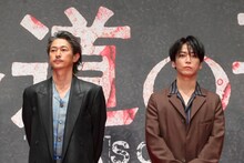 左から窪塚洋介、亀梨和也。