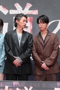 左から窪塚洋介、亀梨和也。