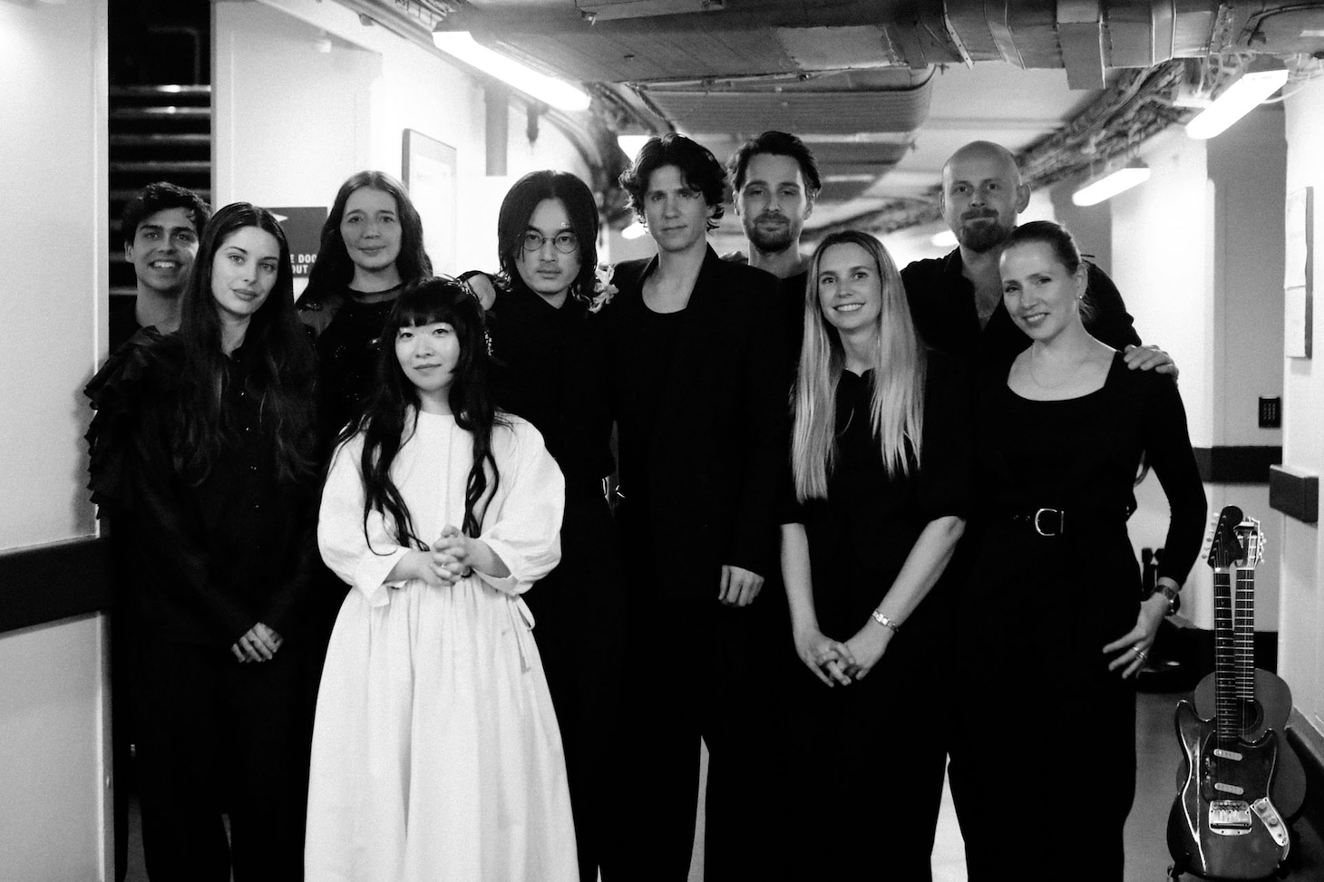 青葉市子、梅林太郎、弦楽メンバーたち。（Photo by Ellie Slorick）