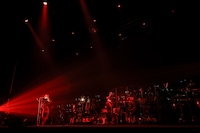 JEKYLLオーケストラの演奏に乗せて歌うHYDE。（撮影：田中和子）