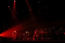 JEKYLLオーケストラの演奏に乗せて歌うHYDE。（撮影：田中和子）