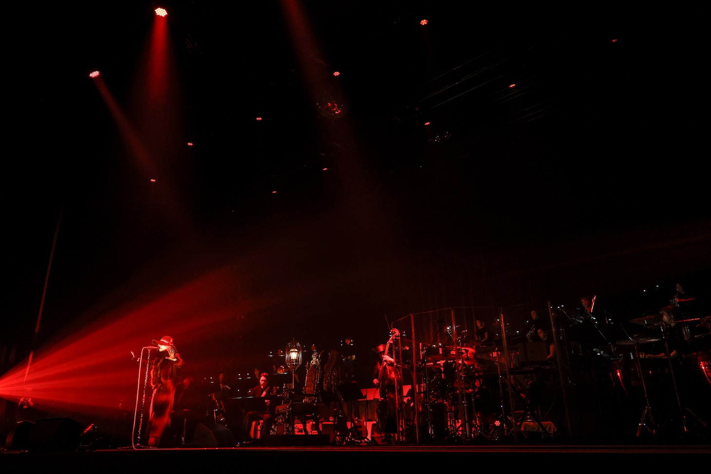 JEKYLLオーケストラの演奏に乗せて歌うHYDE。（撮影：田中和子）