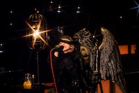 玉座に座り歌うHYDE。（撮影：田中和子）